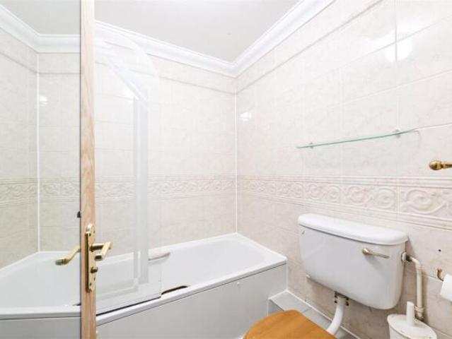 Studio for rent in South Lane, West Yorkshire