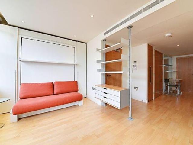 Flat for rent in Cat Hill, England