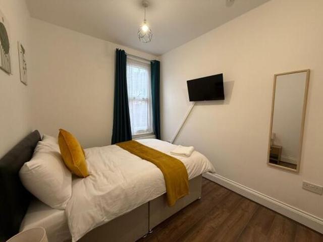 Studio for rent in Cat Hill