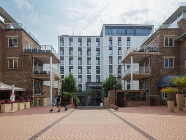 Studio for rent in Cat Hill, England