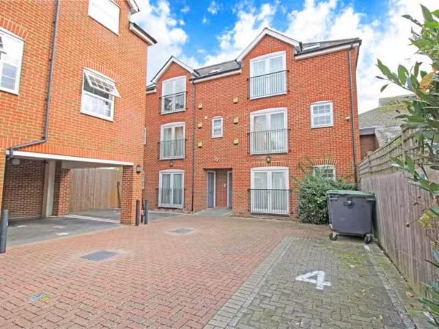 House for rent in Row Town, Surrey