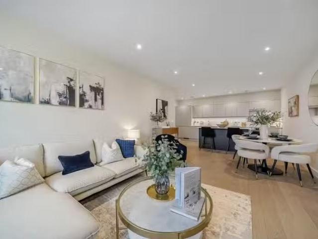House for rent in Row Town, Surrey