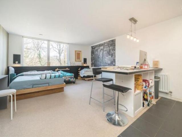 Flat for rent in Brentford End, Greater London