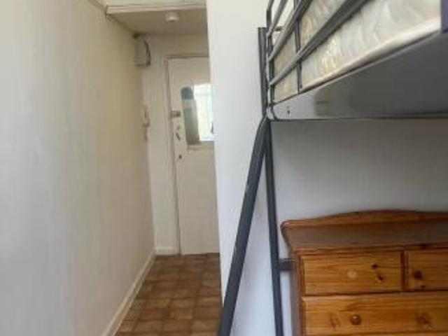 Studio for rent in Cat Hill