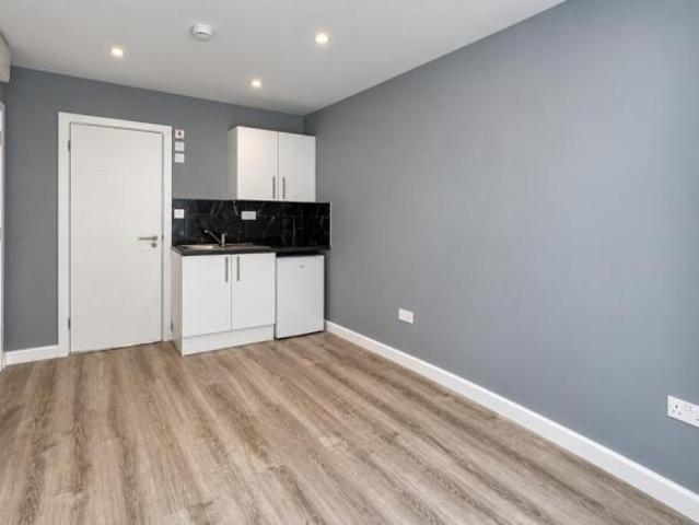 Studio for rent in Cat Hill, England