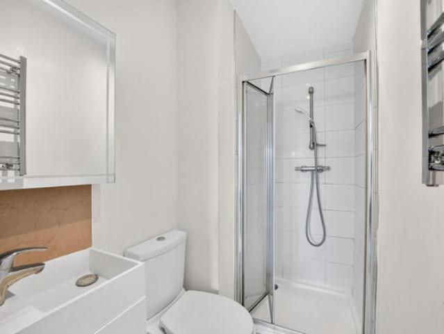 Studio for rent in Cat Hill, England