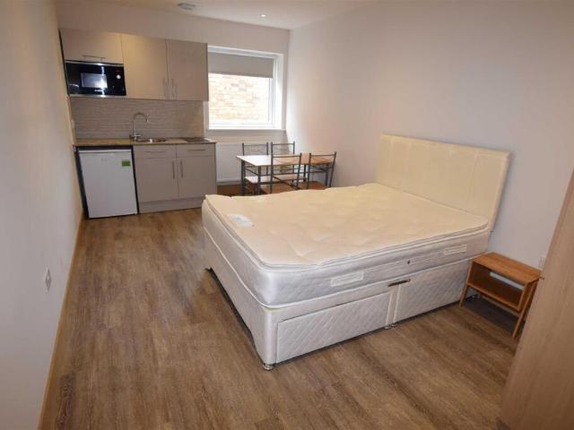 Flat for rent in Colindale