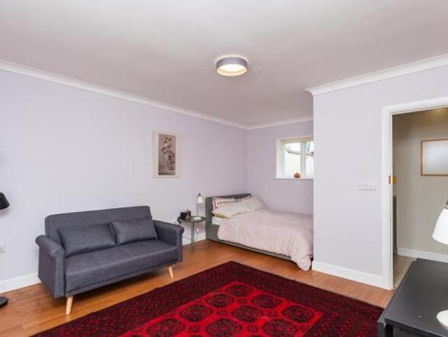 Studio for rent in Cat Hill