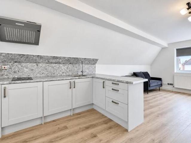 Studio for rent in Cat Hill, England