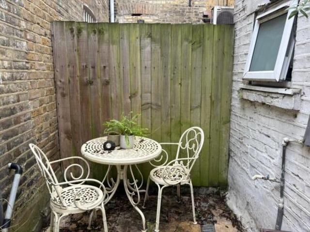 Studio for rent in Cat Hill
