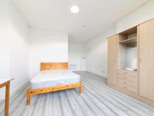 Studio for rent in Cat Hill, England