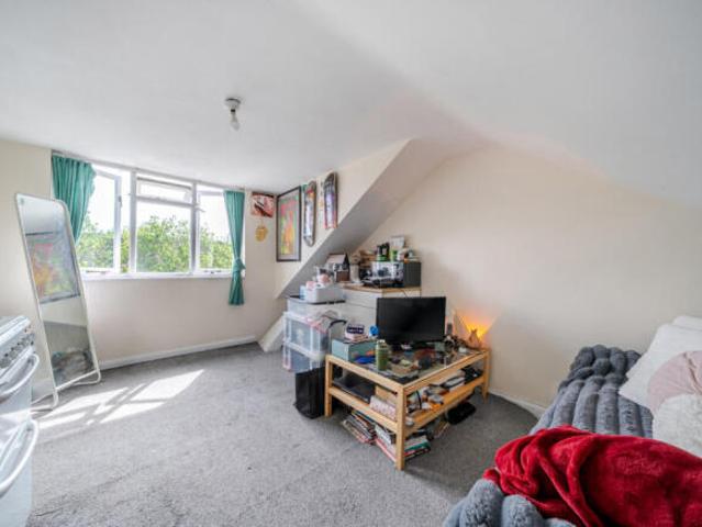 Flat for rent in Tooting Graveney, Greater London