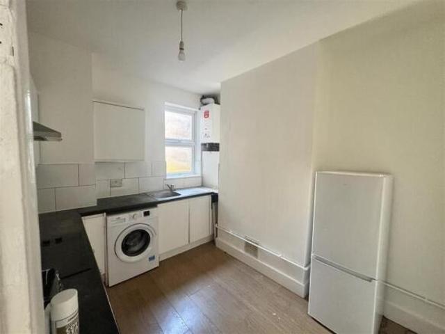 Flat for rent in Tooting Graveney, Greater London