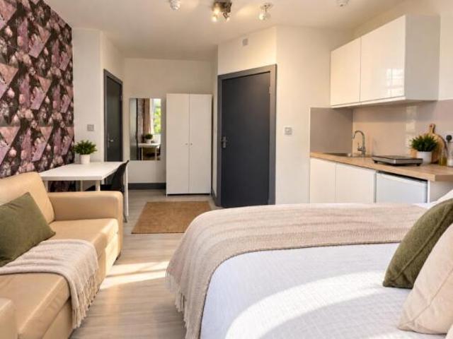 Studio for rent in Cat Hill, England