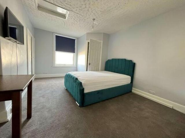 Studio for rent in Follaton, Strode