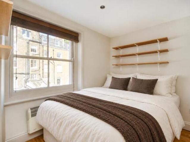 Studio for rent in Cat Hill, England