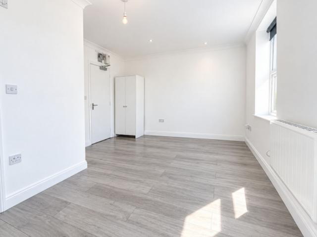 Studio for rent in Cat Hill, England