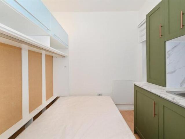 Studio for rent in Cat Hill, England