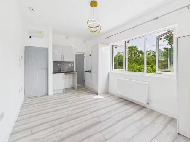 House for rent in Burnt Oak, Greater London
