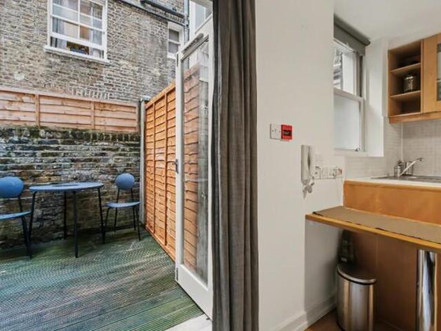 Studio for rent in Cat Hill