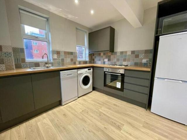 Studio for rent in Charlesworth, East Midlands