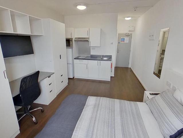 Studio for rent in Long Man, Cross In Hand