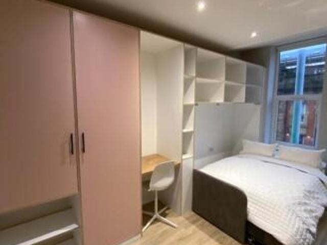 Studio for rent in Charlesworth, East Midlands