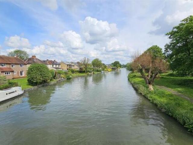 Studio for rent in South Lane, West Yorkshire