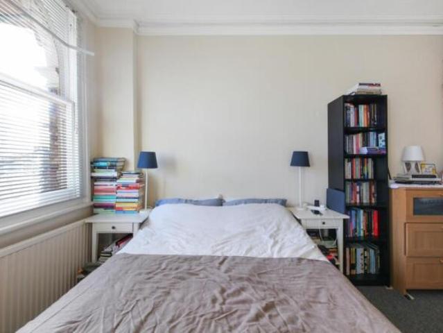 Studio for rent in Cat Hill, England