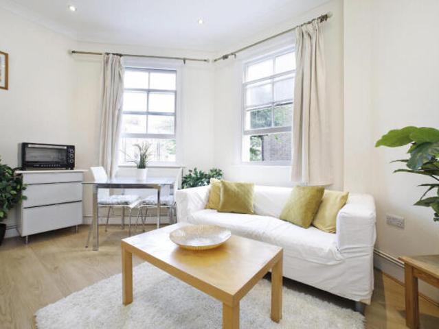 Studio for rent in Cat Hill, England