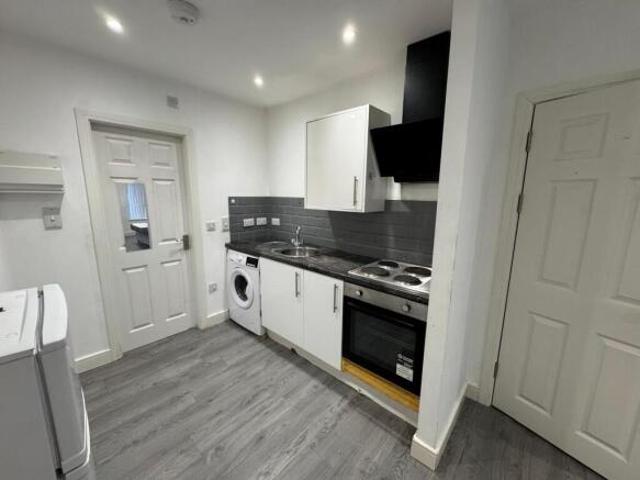 Studio for rent in Charlesworth, East Midlands
