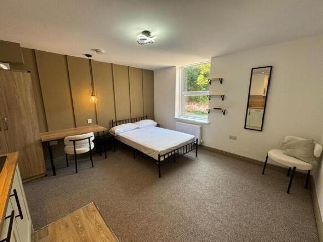 Studio for rent in Charlesworth, East Midlands