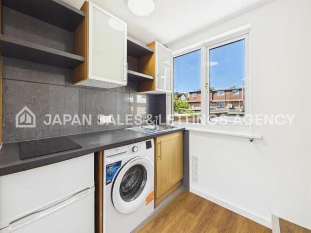 Flat for rent in Acton, Greater London