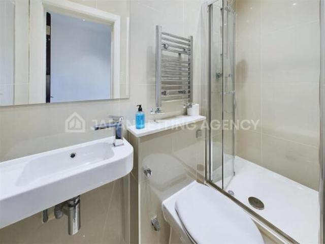 Flat for rent in Acton, Greater London