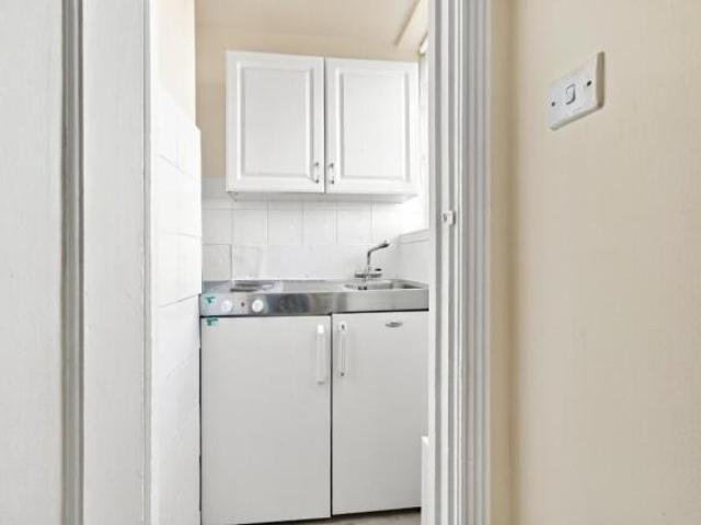 Flat for rent in Cat Hill, England