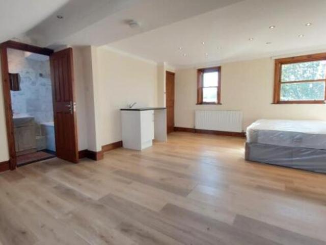 Studio for rent in Aldersbrook, Greater London