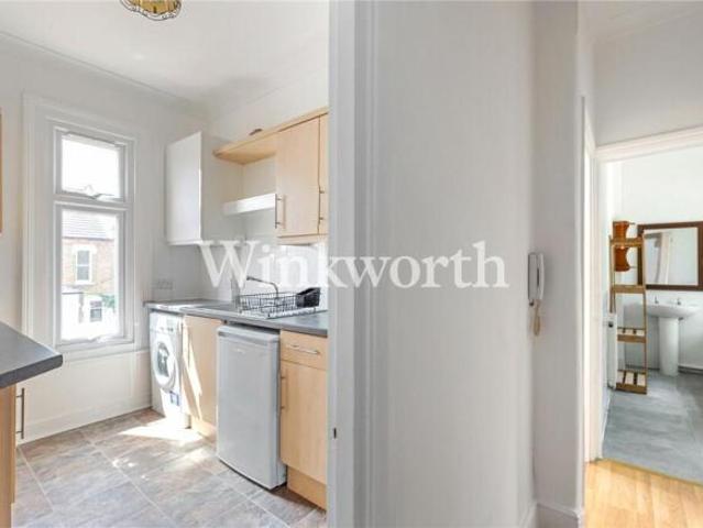 Studio for rent in Cat Hill, England