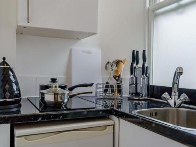 Flat for rent in Cat Hill, England