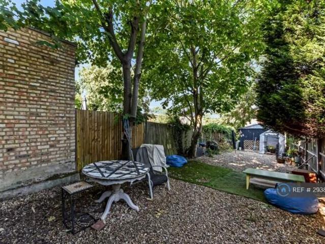 Studio for rent in Cat Hill