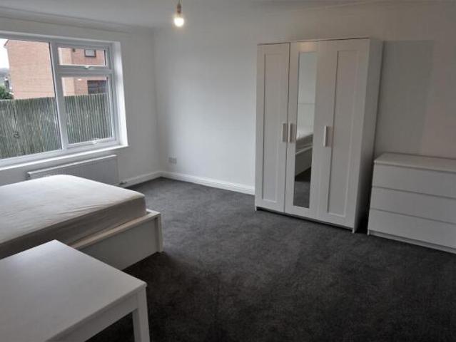Studio for rent in Oulton, West Yorkshire