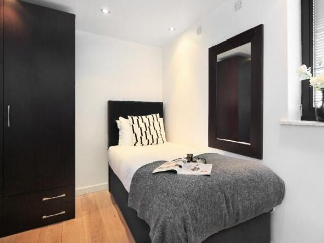 Studio for rent in Cat Hill, England