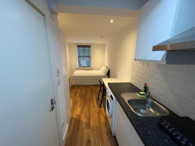 Studio for rent in Cat Hill, England