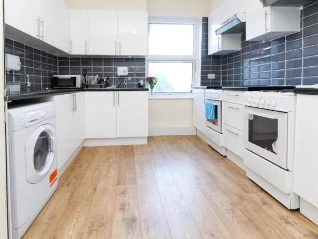 Studio for rent in South Lane, West Yorkshire