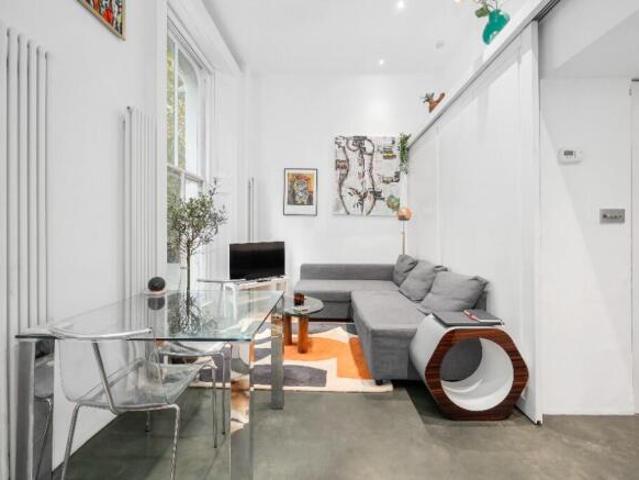 Studio for rent in Cat Hill, England