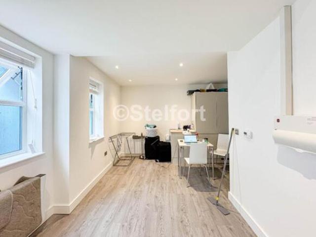 Flat for rent in Cat Hill, England