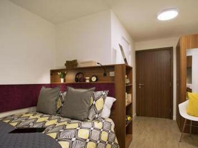 House for rent in Calderstones