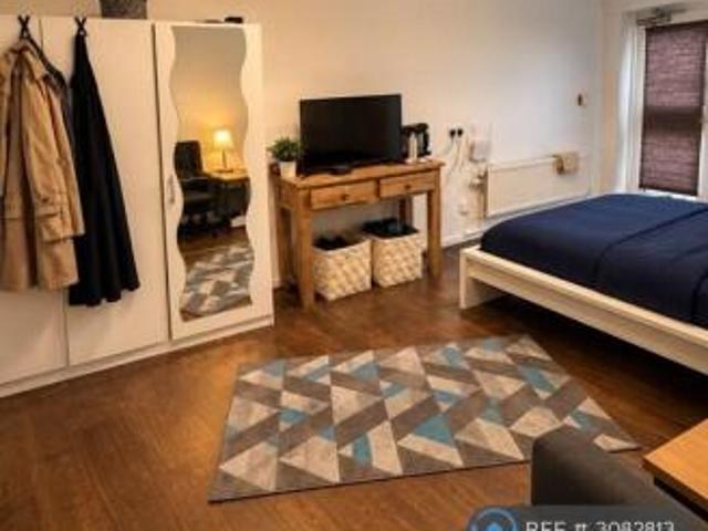 Studio for rent in Cat Hill, England