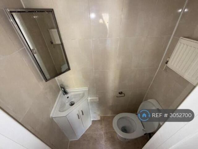 Studio for rent in Cat Hill, England