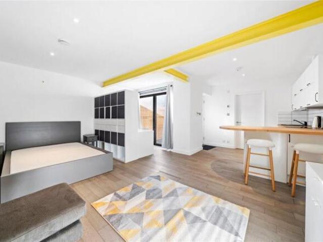 Studio for rent in Cat Hill, England