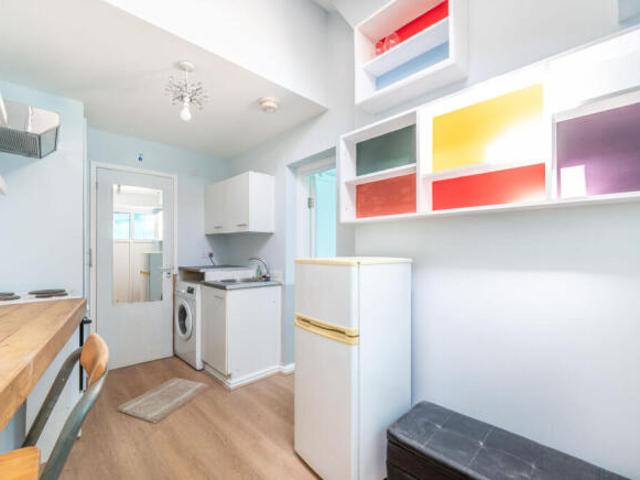 Studio for rent in Cat Hill